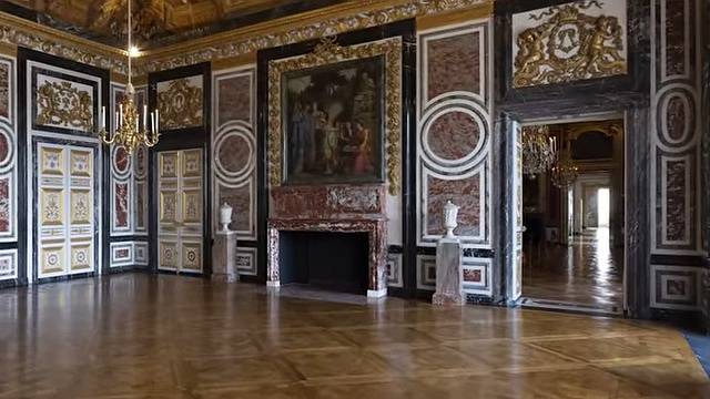 Zdi i podlahy Versailles byly nasáklé močí.