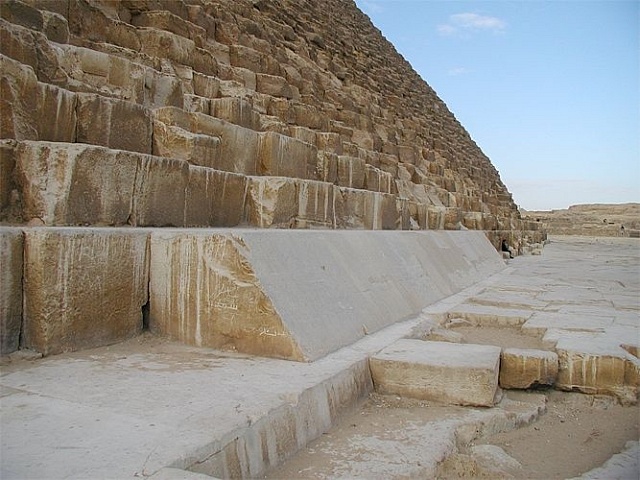 Zbývající kameny pláště na severní straně Velké pyramidy.