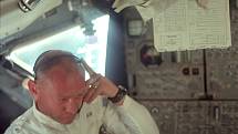 Astronauti poté přestavěli loď, odpojili velitelský modul, otočili ho a připojili k lunárnímu. Na snímku zamyšlený Buzz Aldrin.