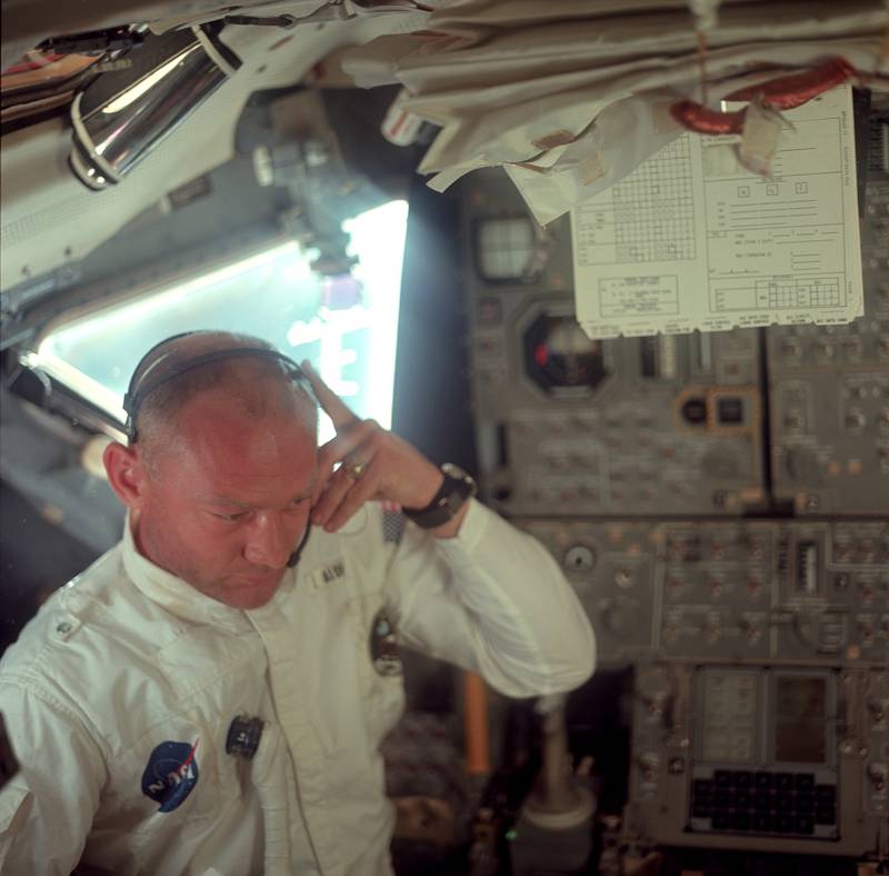 Astronauti poté přestavěli loď, odpojili velitelský modul, otočili ho a připojili k lunárnímu. Na snímku zamyšlený Buzz Aldrin.
