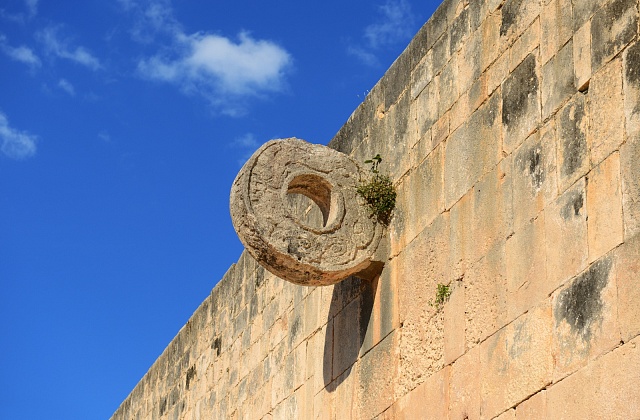 Kamenná branka nebo kruh na hřišti, který staří Mayové používali ke hře s míčem, mayská zřícenina Chichen Itza, Yucatán, Mexiko.