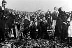 Zástup věřících ve Fátimě roku 1917