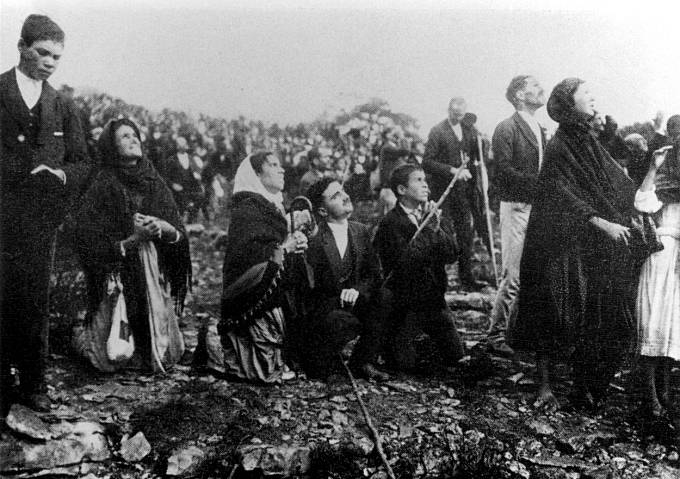 Zástup věřících ve Fátimě roku 1917