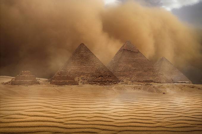 Pyramidy uprostřed písečné bouře