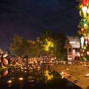 Chrám Wat Phan Tao je v průběhu svátku Yi Peng ještě mnohem krásnější než obvykle. Tichá hudba, zpěv ptáků, tisíce svíček, svící a lampionů a ještě mnohem víc zapálených vonných tyčinek vás přenese do jiného světa.