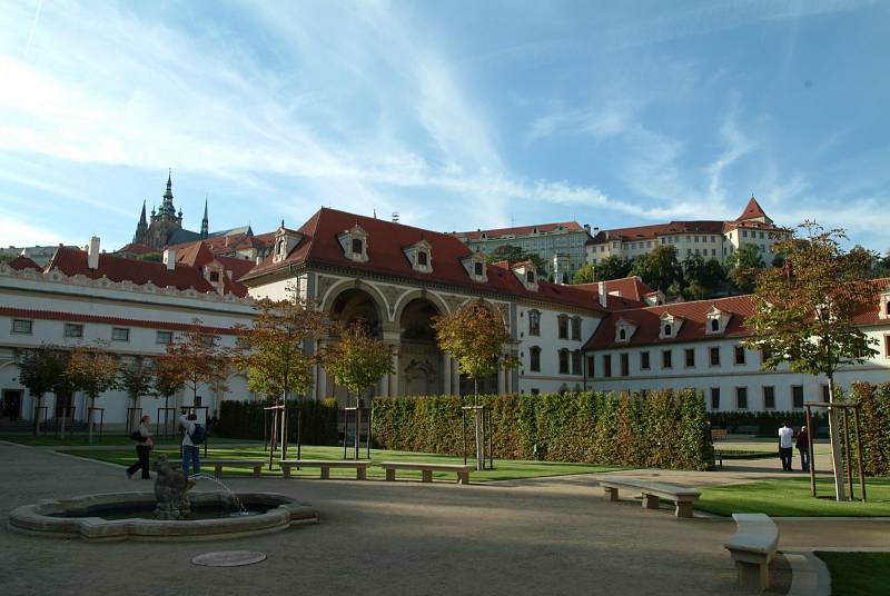 Valdštejnský palác, který nechal Albrecht z Valdštejna vybudovat na Malé straně, dnes sídlí Senát.