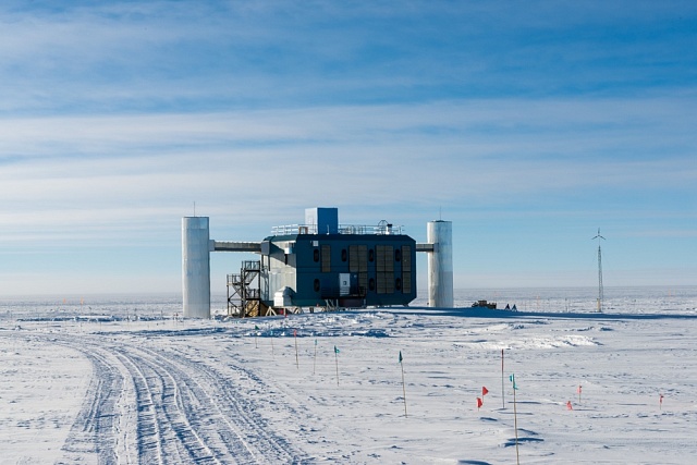 IceCube Neutrino Observatoř na jižním pólu.