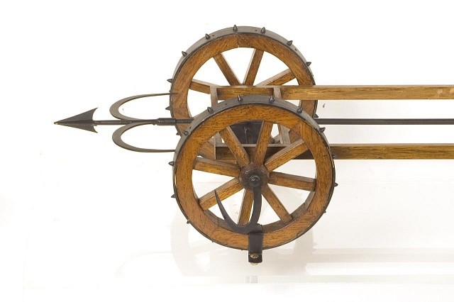 Detail modelu Leonardova vozu s kosou vystaveného v Museo nazionale della scienza e della tecnologia Leonardo da Vinci, Milán.