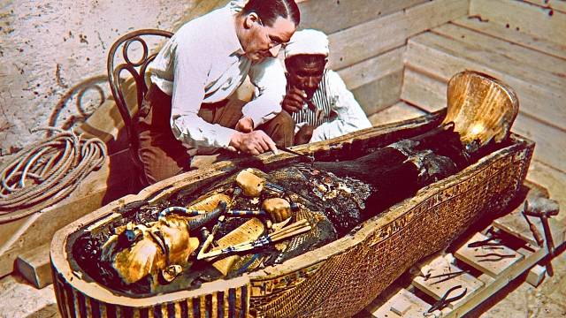 Howard Carter zkoumá rakev faraona Tutanchamona