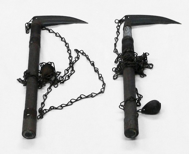 Pár kusarigam, zbraní nindžů, vystavených na hradě Iwakuni.