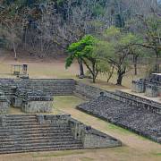 Mezoamerická neboli mayská míčová hra je prvním sportem v historii lidstva. Copan je archeologické naleziště mayské civilizace, které se nachází v departementu Copan.