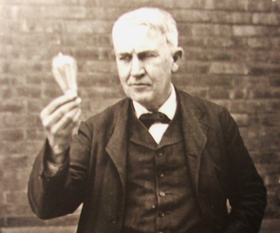 Před 140 lety rozsvítil Edison svou první žárovku. Jejím vynálezcem však  nebyl - Deník.cz