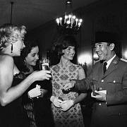 "Ikonická fotografie" Marylin Monroe, Elisabeth Taylorové a Jacqueline Kennedyové se zakladatelem Indonésie Sukarnem. Která však vůbec není pravá
