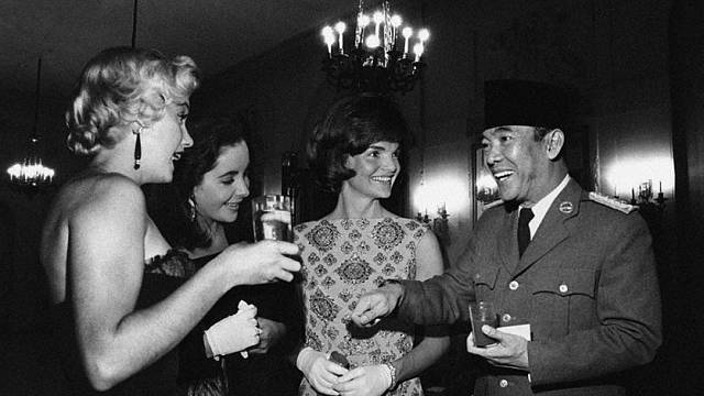 "Ikonická fotografie" Marylin Monroe, Elisabeth Taylorové a Jacqueline Kennedyové se zakladatelem Indonésie Sukarnem. Která však vůbec není pravá