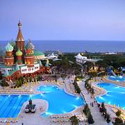 Komplex hotelu Kremlin Palace: vodní plocha za chrámem Vasila Blaženého věru není řeka Moskva.