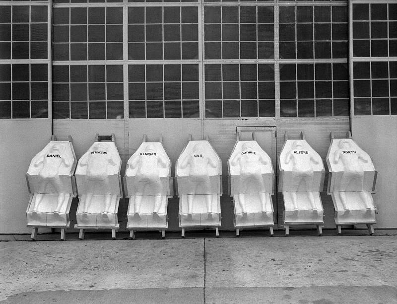 Z roku 1959 pochází snímek testovacích sedadel do lodi Mercury, která nejprve na oběžnou dráhu vynesla několik primátů, v roce 1961 i prvního Američana.