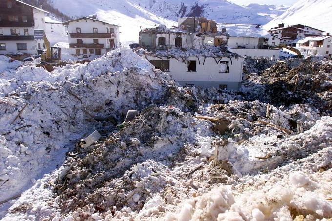 Obří lavina zničila v Galtüru třicet domů, žádný z nich přitom nestál v ohrožené zóně