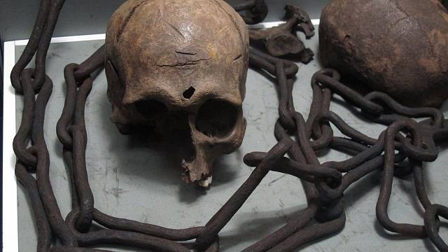 Otroctví a braní rukojmí bylo ve středověku běžné jak u Irů, tak Vikingů.