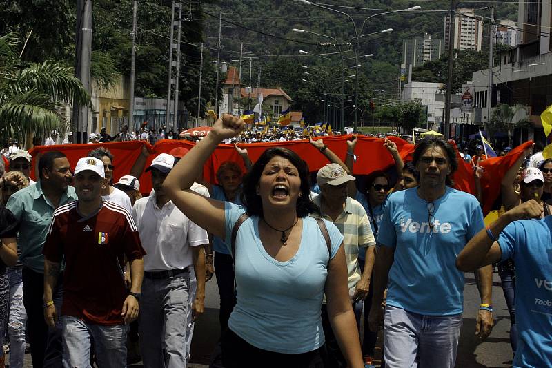 Bolívarovská Venezuela je na pokraji humanitární krize. Nedostatek jídla i léků přivádí do ulic statisíce lidí.