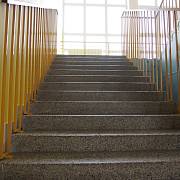 Školní schodiště ještě nepoznamenané