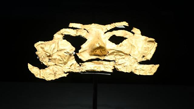 Zlatá maska je vystavena v muzeu Sanxingdui ve městě Guanghan v jihozápadní čínské provincii Sichuan, 20. března 2021.
