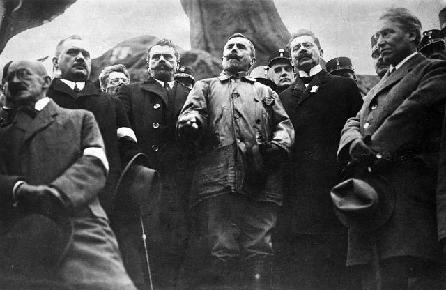 Českoslovenští politici na Staroměstském náměstí v Praze roku 1918