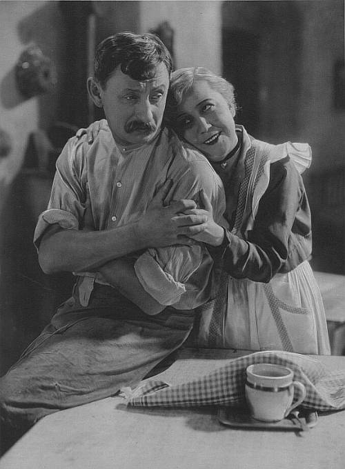 Vlasta Burian a Růžena Šlemrová ve filmu Anton Špelec ostrostřelec (1932)