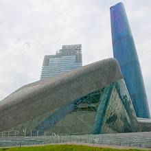 Opera v čínském městě Kanton (Guangzhou) je navržena od světoznámé architekty Zahy Hadidové. Otevřena byla před pěti lety.