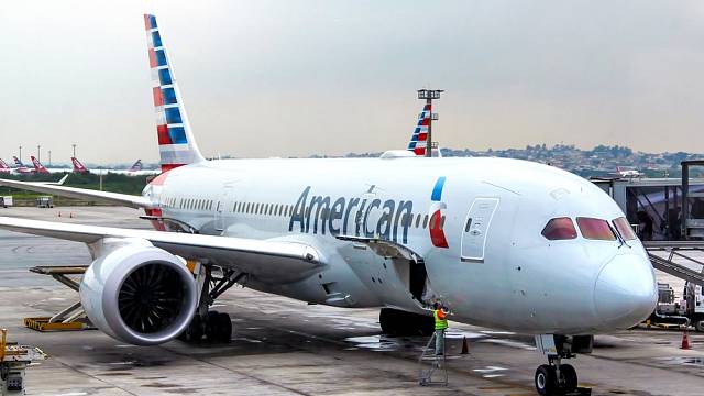 Boeing v barvách American Airlines