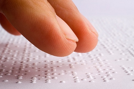 Braillovo písmo čtou ukazováčky