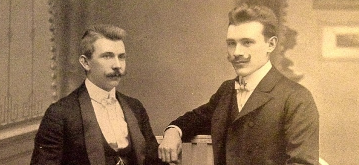 Jaroslav Brouk (vlevo) a Josef Babka v době, kdy v roce 1908 rozjížděli podnikání. Babka sice už po dvou letech z firmy vystoupil, avšak Brouk jeho jméno v názvu z kamarádství ponechal.