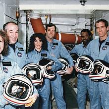 Posádka raketoplánu Challenger. Zleva: Christa McAuliffeová, Gregory Jarvis, Judy Resniková, Dick Scobee, Ronald McNair, Michael Smith a Ellison Onizuka.