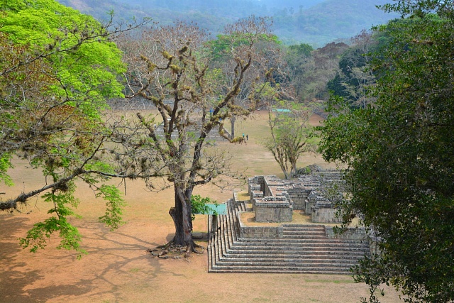 Mezoamerická neboli mayská míčová hra je prvním sportem v historii lidstva. Copan je archeologické naleziště mayské civilizace, které se nachází v departementu Copan.