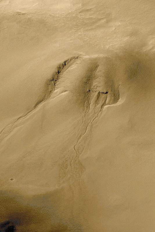 V roce 2000 pak přišel další doklad o existenci tekuté kapaliny na Marsu.