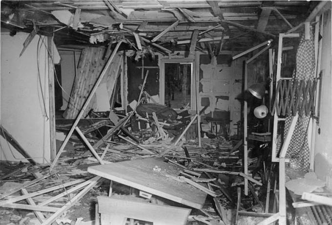 Exploze zabila čtyři muže, Hitler ale vyvázl téměř nezraněn.