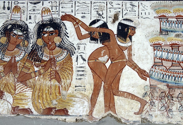 Ve starověkém Egyptě byla nahota jedním ze symbolik krásna, ženy byly nahoře bez a tanečnice dokonce zcela nahé