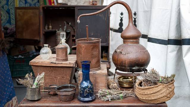 Parfémy byly ve středověku drahé, lidé si pomáhali přírodními zdroji.