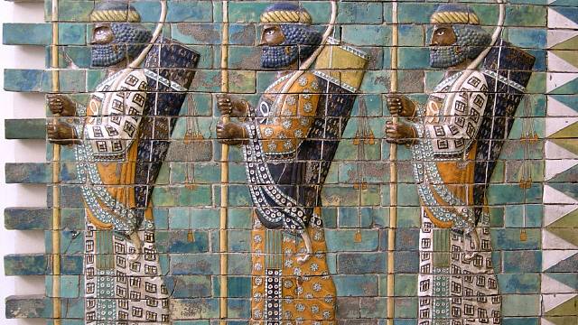 Vyobrazení "suzské stráže" z Dareiova paláce v Súse. Jejich oděv odpovídá popisu Nesmrtelných u antických autorů.