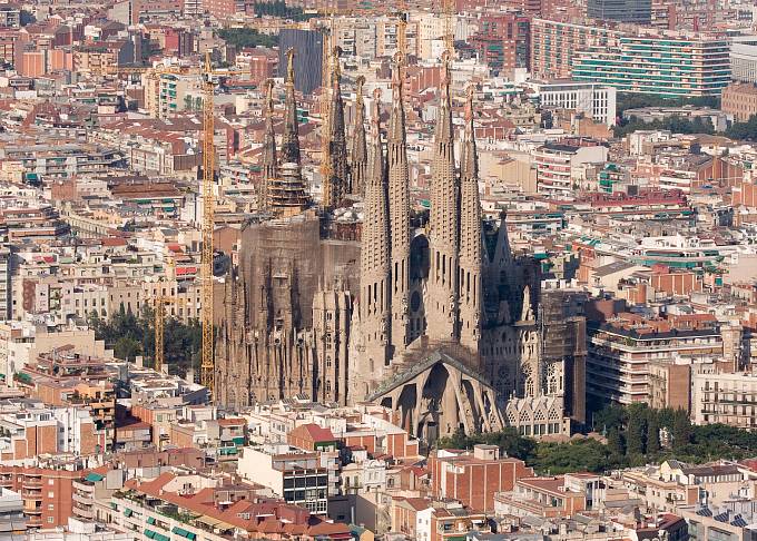 Stavbě chrámu Sagrada Familia v Barceloně se Gaudí plně věnoval od roku 1914 až do své smrti v roce 1926. Hotova však má být až v roce 2026.