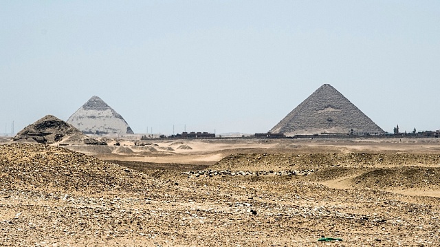Dáhšúr - vpravo Červená pyramida