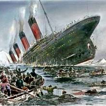 Co dělali lidé na palubě? Jaké byly jejich pocity? Vše spláchl oceán.Kolorovaná kresba potápějícího se Titanicu.