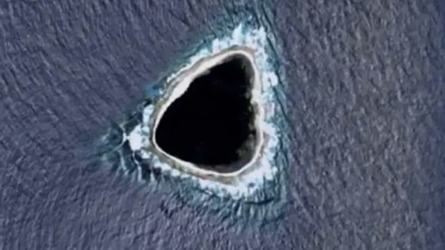 Černá díra v Tichém oceánu je ostrov Vostok.
