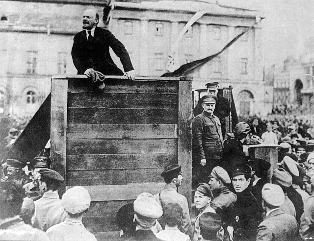 Lenin agituje ruské dělníky