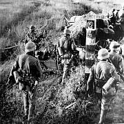 Německá vojska překračují německo-sovětskou hranici, operace Barbarossa začíná.