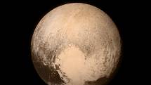 Nejbližší portrét planetky Pluto, jaký kdy člověk spatřil. Pořídila ho sonda New Horizons před rokem při průletu 768 000 kilometrů nad povrchem Pluta.
