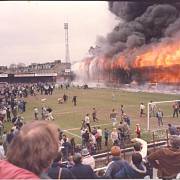 Hořící tribuny fotbalového stadionu v Bradfordu, 11. květen 1985