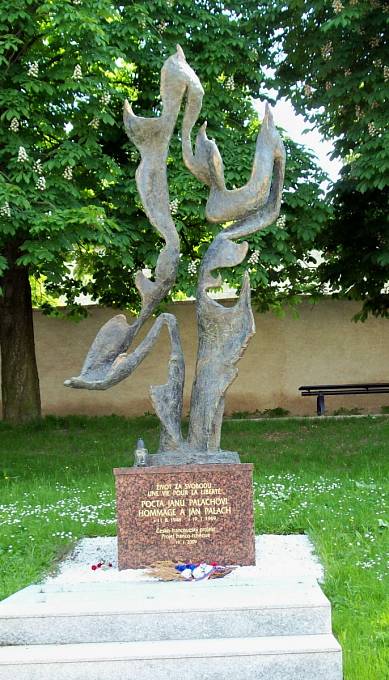 Bronzový památník Jana Palacha v Mělníku naproti bývalému gymnáziu, kde J. Palach maturoval