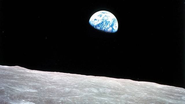 Fotografie Měsíce a Země pořízená z lodi Apollo 8