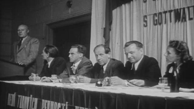 Zprava: Marie Švermová, Klement Gottwald, Antonín Zápotocký, Rudolf Slánský a dva neznámí v roce 1946.