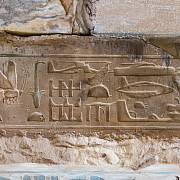 Některé hieroglyfy připomínají moderní stroje